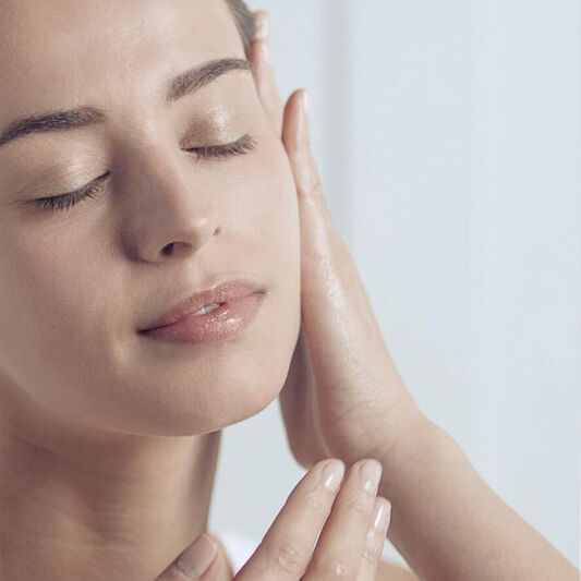 In the evening, it is key to set aside time for thorough cleansing to achieve beautiful looking skin.